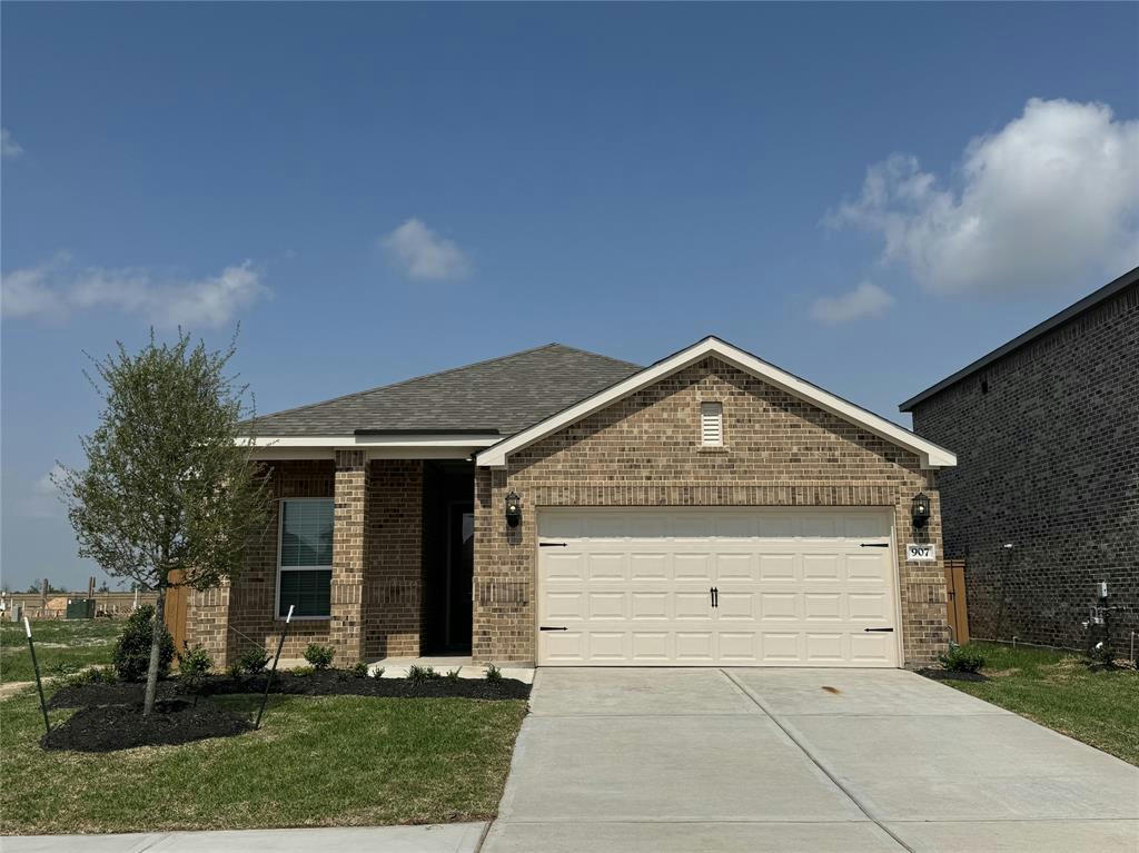 907 WHISPERING WINDS, BEASLEY, TX 77417, photo 1 of 9