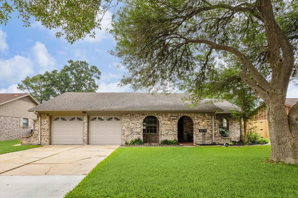 2107 ROSE RD, PEARLAND, TX 77581, photo 1 of 32