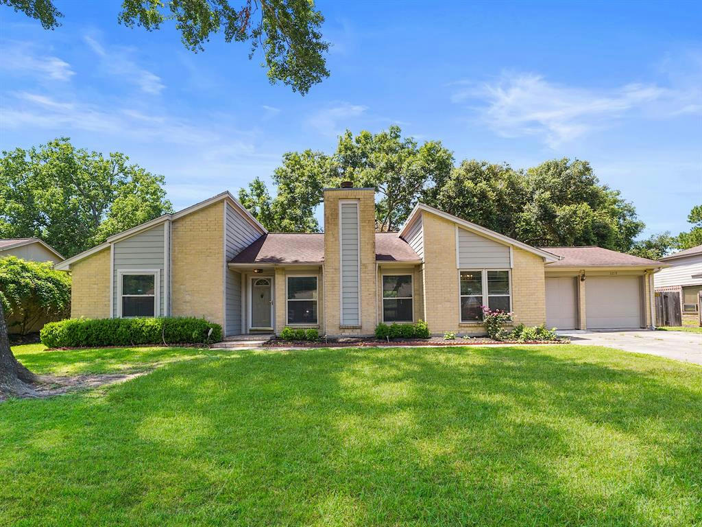 1207 PINEY WOODS DR, FRIENDSWOOD, TX 77546, photo 1 of 18