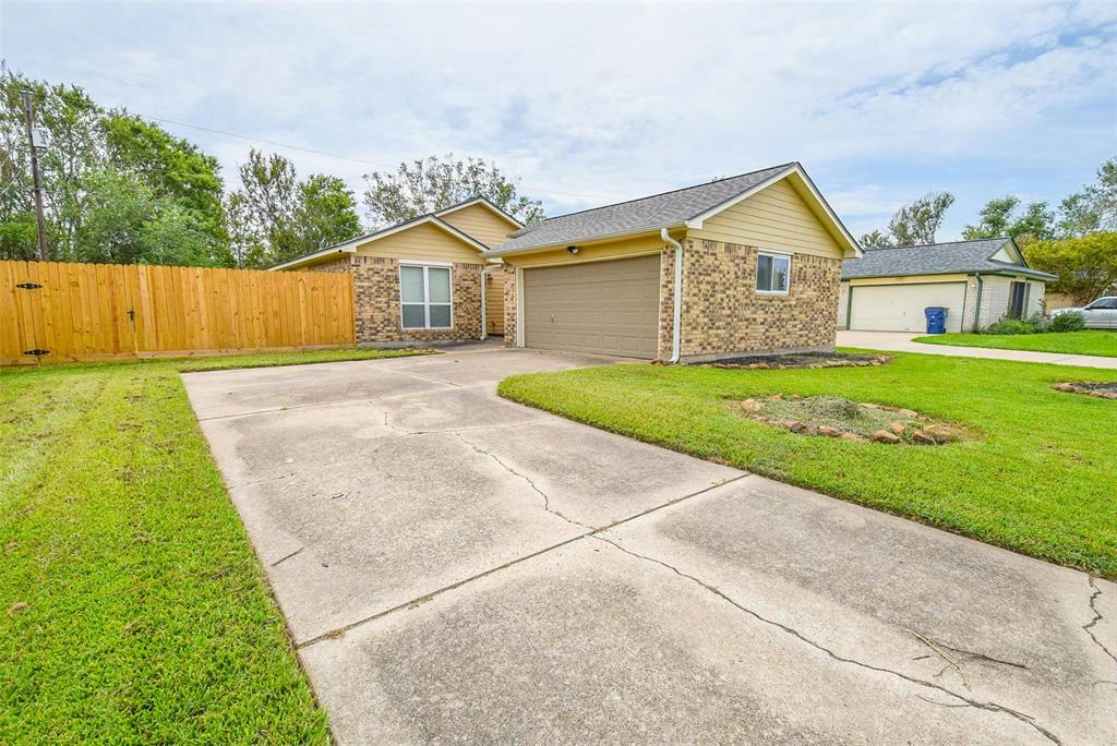 6113 FOX RIDGE DR, ANGLETON, TX 77515, photo 1 of 23