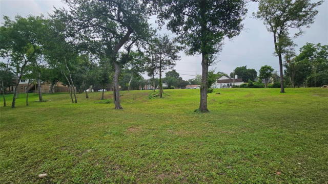205 OLD BAYOU DR, DICKINSON, TX 77539, photo 3 of 7