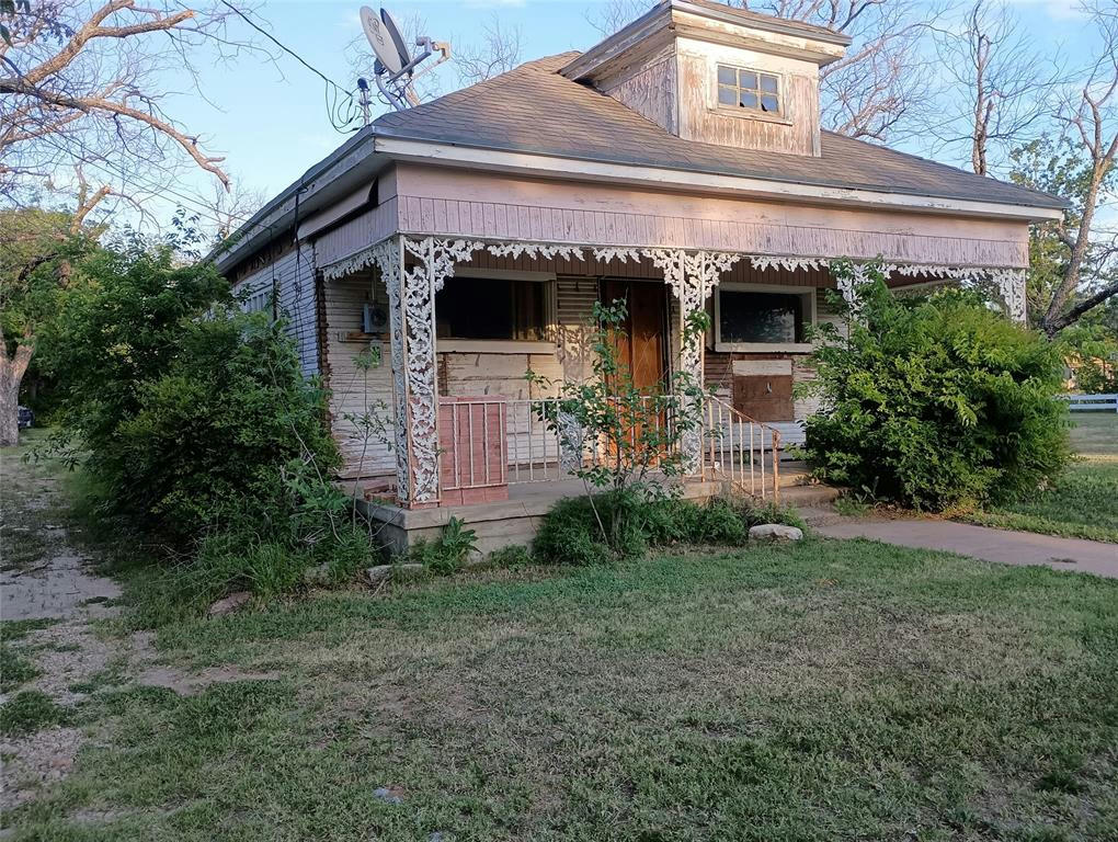 208 N NECHES ST, COLEMAN, TX 76834, photo 1 of 17