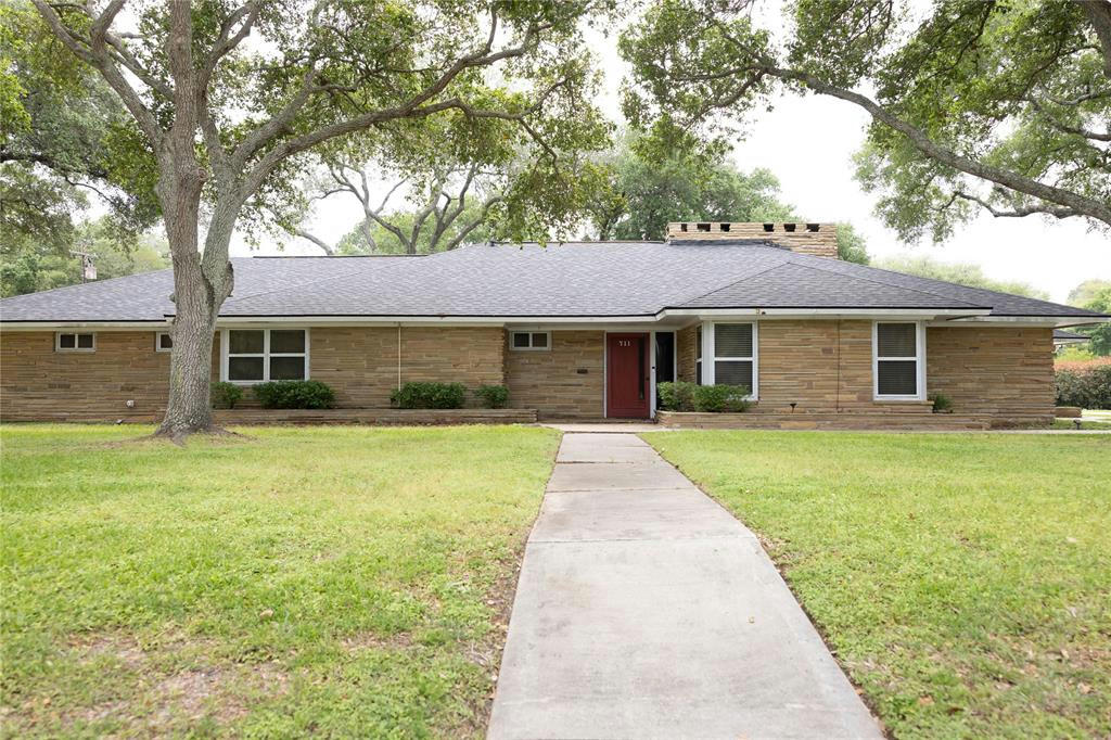 711 W NORRIS ST, EL CAMPO, TX 77437, photo 1 of 31